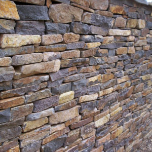 Andezit hrdzavo-hnedý,  10-15 cm mur.kameň